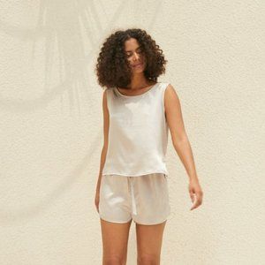 Short sleeveless silk pajamas suit